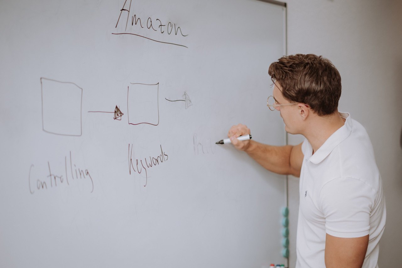 Strategie-Planung am Whiteboard: Amazon, Controlling, Keywords